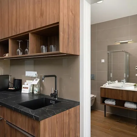 Evergreen Health Longevity Hotel